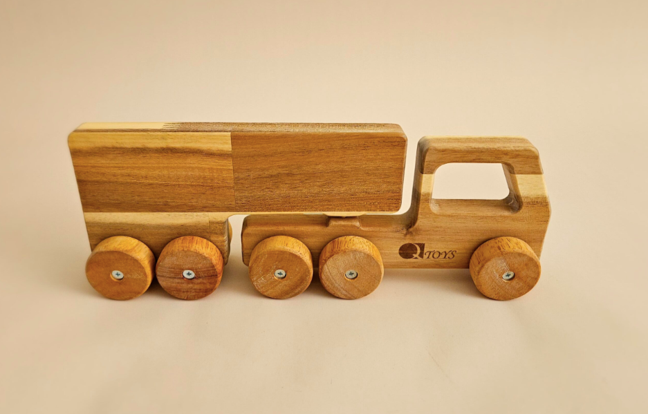 QTOYS I Solid Wooden Truck
